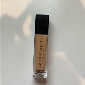 Anastasia Beverly Hills Luminous Foundation